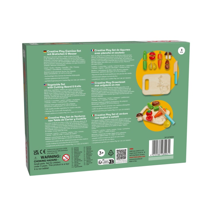 Rückseite einer Spielzeugverpackung mit Abbildungen eines hölzernen Gemüsespielsets mit einem Schneidebrett und einem Messer. Die Schachtel zeigt Produktbeschreibungen in mehreren Sprachen und enthält Sicherheitswarnungen und Altersempfehlungen.