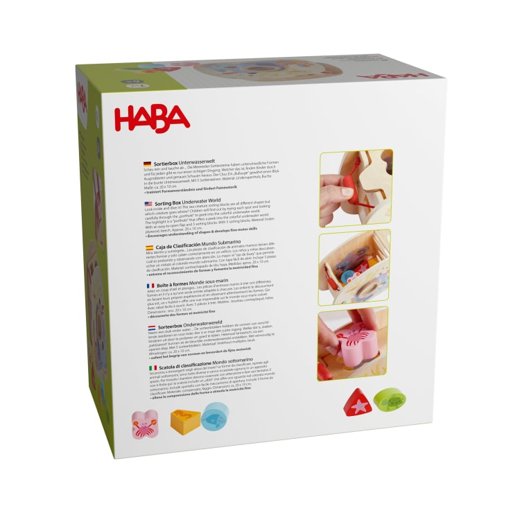 Die Rückseite einer HABA-Spielzeugschachtel zeigt den Produktnamen "Sortierbox Unterwasserwelt" in mehreren Sprachen, Bilder des Spielzeugs im Einsatz und Logos am Boden. Die Seiten der Schachtel zeigen und beschreiben die Eigenschaften des Spielzeugs.