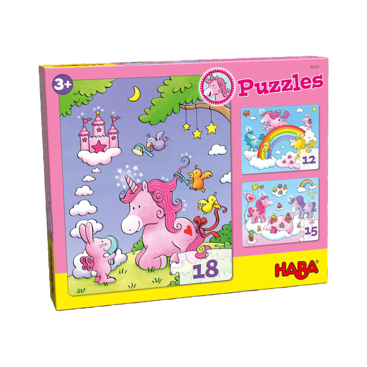 Eine Box mit HABA-Puzzles für Kinder ab 3 Jahren mit bunten Illustrationen von Einhörnern, Tieren und einem Schloss. Die Schachtel enthält 18-, 12- und 15-teilige Puzzles und hat ein rosa-gelbes Design.