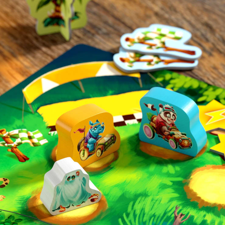 Drei farbenfrohe Holzspielfiguren, die Cartoon-Tiere in Rennautos darstellen, werden auf ein leuchtend grünes Spielbrett mit Rennmotiven gesetzt. Ein gelber Bogen und eine karierte Flagge sind ebenfalls auf dem Spielbrett zu sehen.