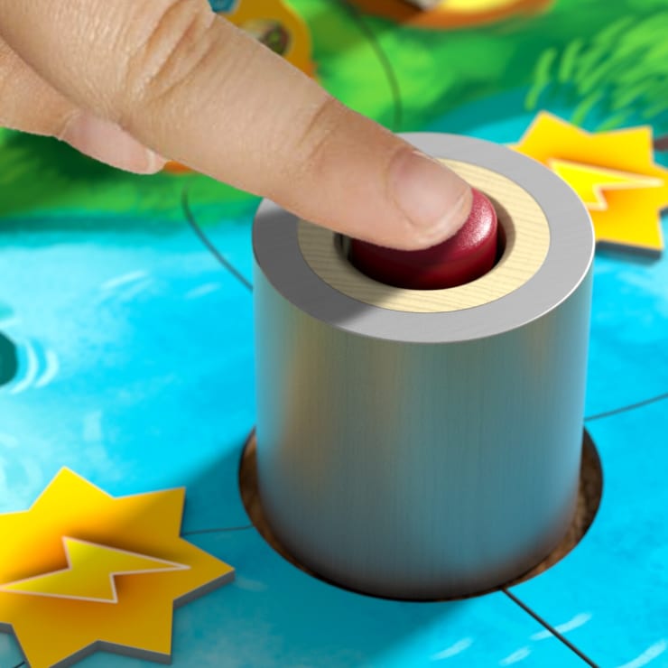 Nahaufnahme eines Fingers, der einen roten Knopf auf einem Metallzylinder drückt, der zu einem farbenfrohen Brettspiel mit blauen und gelben sternförmigen Spielsteinen gehört.