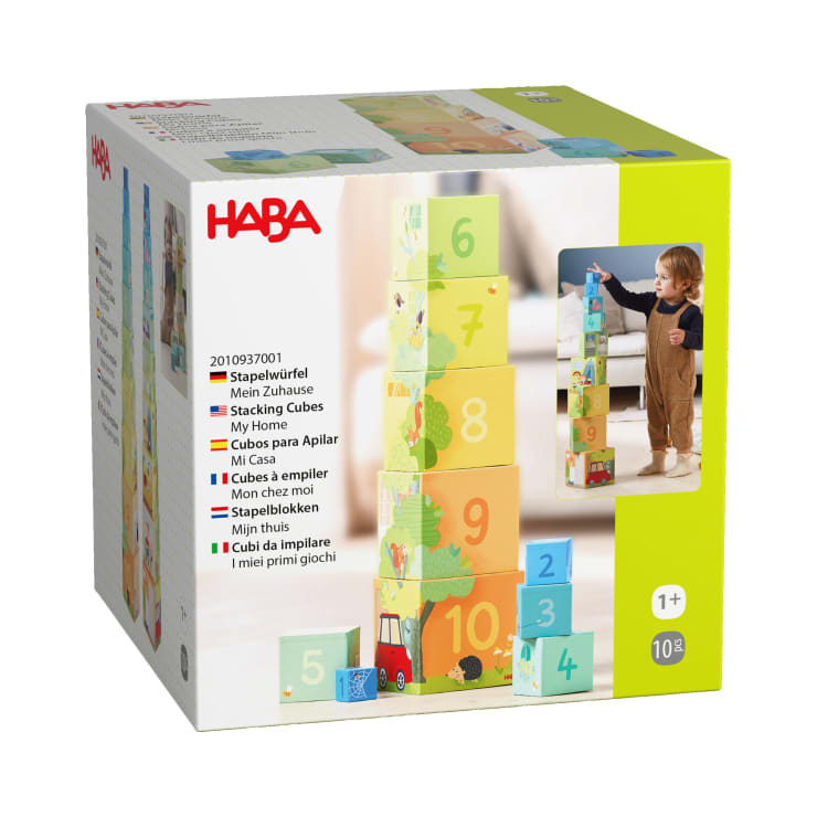 Eine Schachtel mit HABA-Stapelwürfeln mit einem Bild von zehn bunten, nummerierten Würfeln, die zu einem Turm gestapelt sind. Die Verpackung zeigt ein kleines Kind, das mit den Würfeln spielt, sowie Produktdetails in mehreren Sprachen.