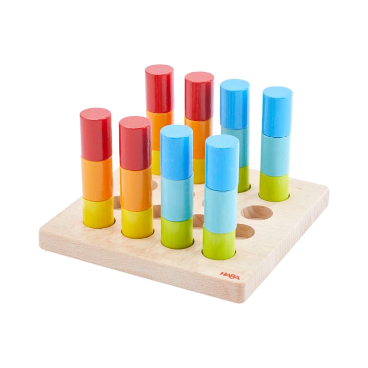Ein Sortierspielzeug aus Holz mit einer quadratischen Basis und acht vertikalen Stiften, die jeweils mit farbigen zylindrischen Blöcken in Grün, Gelb, Orange, Rot und Blau gestapelt sind. Das HABA-Logo ist am Rand des Sockels sichtbar.