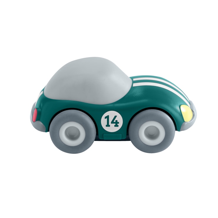 Ein kleines grünes Spielzeugauto mit der Nummer 14 an der Seite, zwei gelben Scheinwerfern, vier grauen Rädern und einem grauen Dach, dargestellt vor einem weißen Hintergrund.