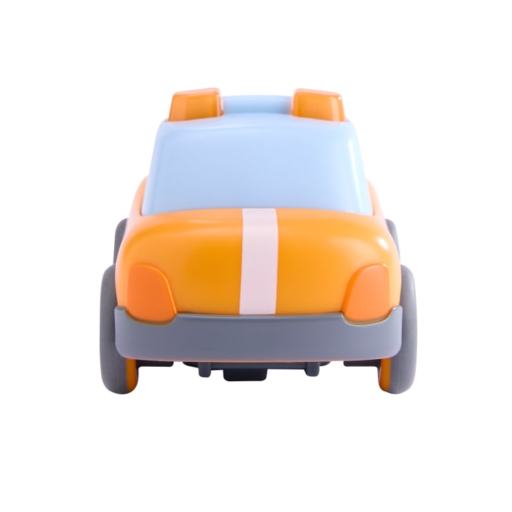 Frontansicht eines kleinen orangefarbenen Spielzeugautos mit weißem Rennstreifen, blauen Fenstern und grauen Rädern, fotografiert vor einem weißen Hintergrund.