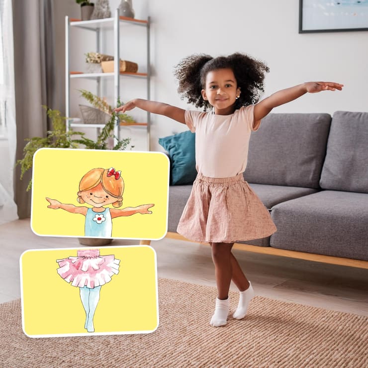 Ein junges Mädchen steht auf einem Bein mit ausgestreckten Armen in einem Wohnzimmer. Zwei illustrierte Bilder einer Ballerina sind überlagert, eines mit einem lächelnden Gesicht und eines, das nur ein Tutu und Beine zeigt.