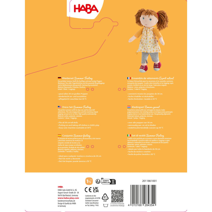 Rückseite einer HABA-Spielzeugverpackung mit einer Puppe mit roten Haaren in Zöpfen, die ein gelbes Kleid und gepunktete Leggings trägt. Mehrsprachiger Text beschreibt das Summer Feeling Kleider-Set für 30 cm große HABA-Puppen.