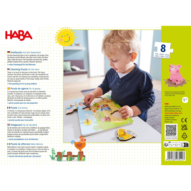 Ein kleines Kind setzt tierförmige Holzteile in ein farbenfrohes Puzzle mit Bauernhofmotiven ein. Das Puzzle und die Teile liegen auf einem Tisch. Die Verpackung zeigt Produktdetails, eine Schweine-Illustration und das HABA-Logo.