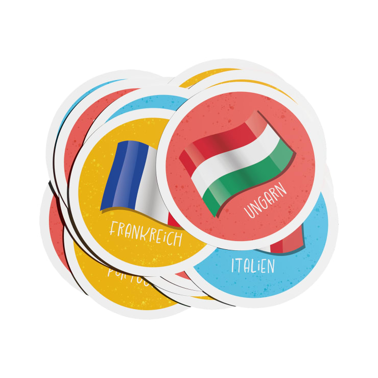Ein Stapel runder Aufkleber mit Flaggen und Namen von Ländern in deutscher Sprache, darunter Frankreich, Ungarn und Italien, mit bunten Hintergründen.