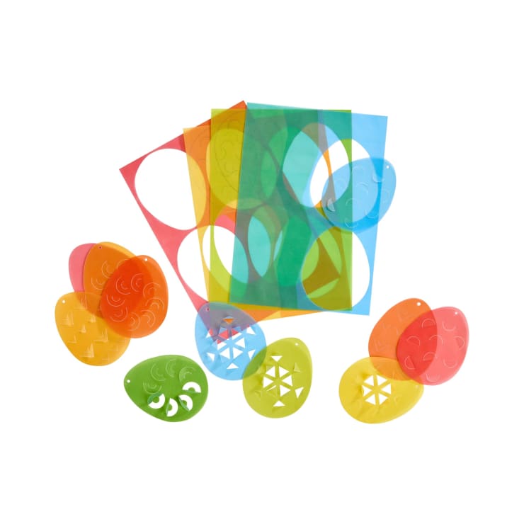 Verschiedene farbenfrohe, durchsichtige Kunststoffschablonen und -ausschnitte in Oval- und Eierform sind auf einem weißen Hintergrund angeordnet. Jede Schablone weist verschiedene dekorative Muster und Ausschnitte auf.