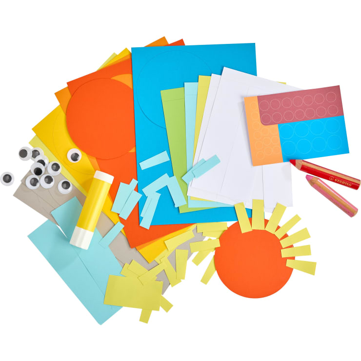 Eine Sammlung von buntem Bastelmaterial umfasst Papierbögen in verschiedenen Farben, selbstklebende Glupschaugen, einen Klebestift, einen Hefter sowie runde und rechteckige Papierausschnitte, die auf einer weißen Fläche angeordnet sind.