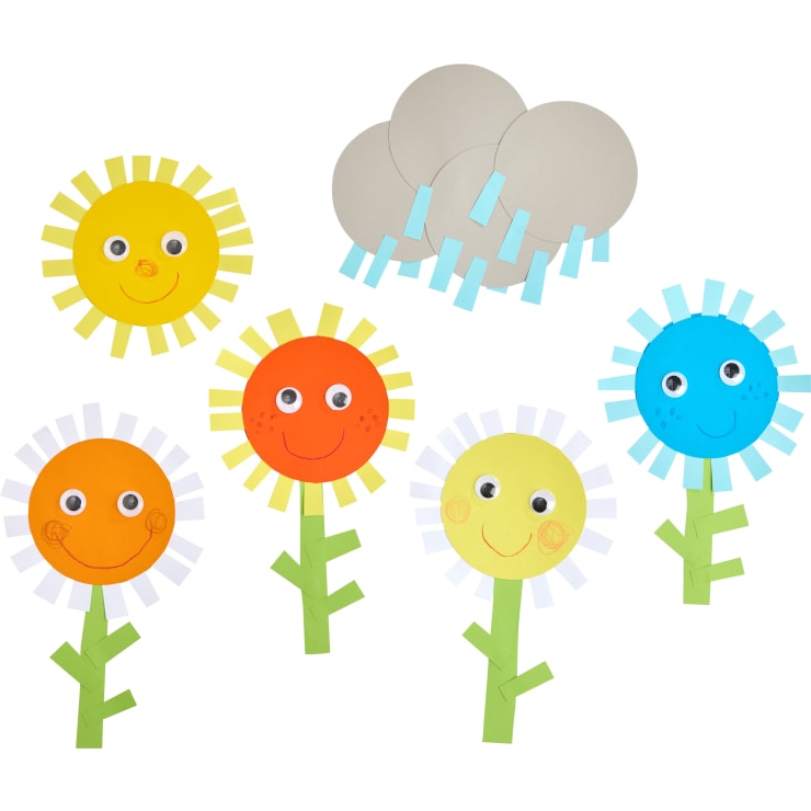 Fünf bunte Papierblumen mit lächelnden Gesichtern und Kulleraugen, Stängeln und Blättern sind auf einem weißen Hintergrund angeordnet. Drei graue Papierwolken mit blauen Regentropfen befinden sich über den Blumen.