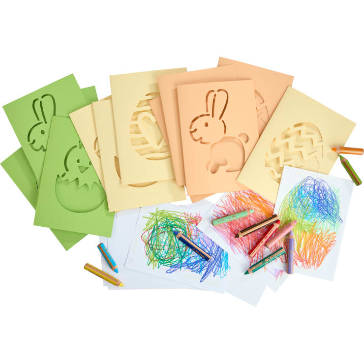 Mehrere farbige Papierschablonen von Hasen und Eiern sind mit Buntstiften und Papierblättern ausgelegt, die bunte Kritzeleien zeigen, was auf eine künstlerische Tätigkeit der Kinder hindeutet.