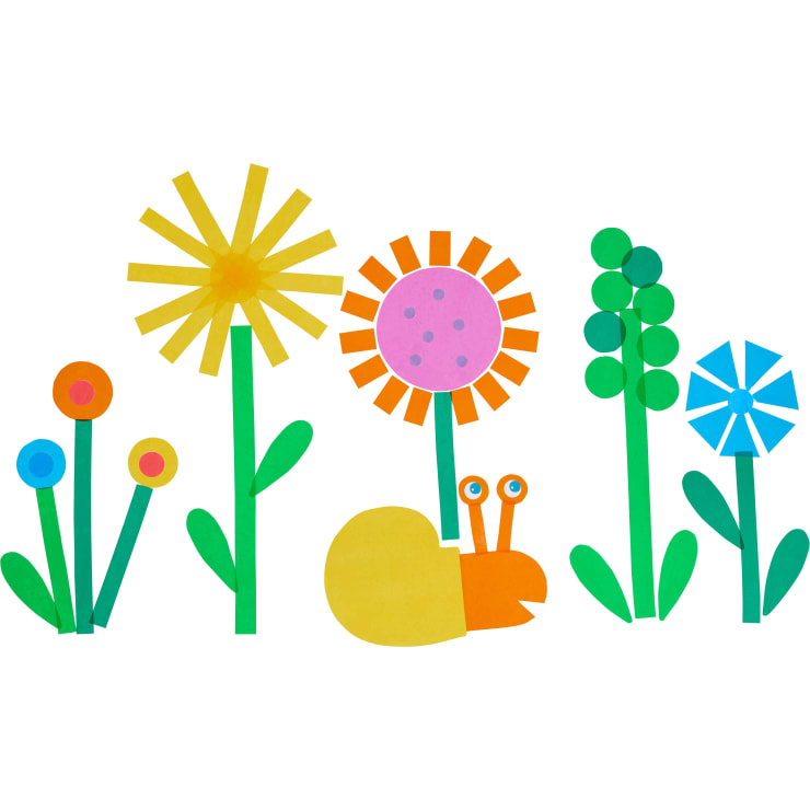 Eine bunte Papiercollage mit fünf stilisierten Blumen in verschiedenen Formen und Farben und einer gelben und orangefarbenen Schnecke in der Mitte, alles auf weißem Hintergrund.