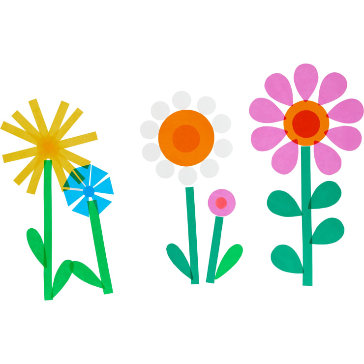 Drei stilisierte Blumen aus bunten ausgeschnittenen Papierformen; eine gelbe mit stacheligen Blütenblättern, eine weiße und orangefarbene mit runden Blütenblättern und eine rosafarbene mit breiten Blütenblättern, jeweils mit grünen Stielen und Blättern.