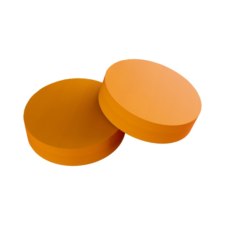 Zwei flache, runde, orangefarbene Scheiben sind leicht überlappend auf einem weißen Hintergrund angeordnet.