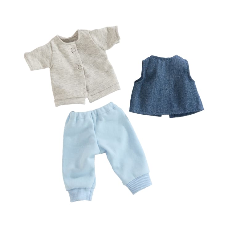 Ein Set aus drei Puppenkleidern: ein hellgraues, kurzärmeliges Hemd mit Knöpfen, ein ärmelloses blaues Oberteil und eine hellblaue Hose mit gerippten Bündchen, alles auf weißem Hintergrund.