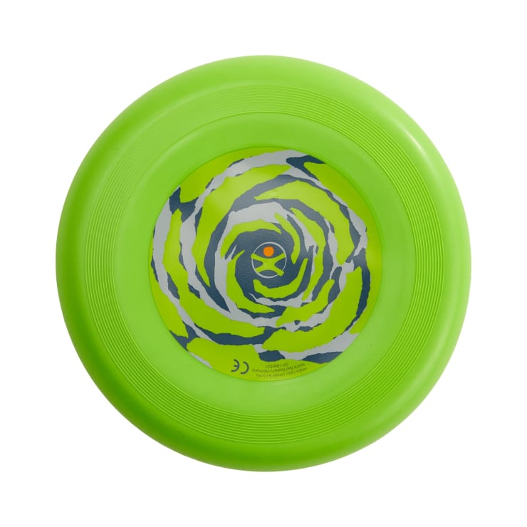 Eine leuchtend grüne Plastikfrisbee mit einem kreisförmigen, wirbelnden blau-weiß-grünen Muster in der Mitte und einem kleinen orangefarbenen Punkt in der Nähe der Mitte.