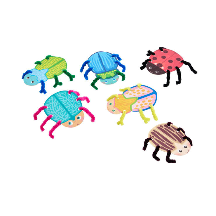 Sechs bunte Spielzeugkäfer mit Cartoon-Gesichtern und Pfeifenreiniger-Beinen auf einem weißen Hintergrund. Jeder Käfer hat eine andere Farbe und ein anderes Muster auf seinem Körper.