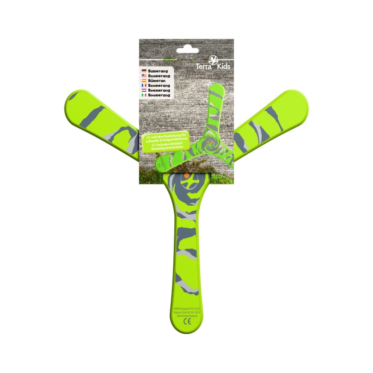 Ein grüner und grauer Spielzeugbumerang mit Tarnmuster ist vor seiner Kartonverpackung mit der Aufschrift Terra Kids ausgestellt. Der Hintergrund der Verpackung ist mit einer Holzstruktur versehen.