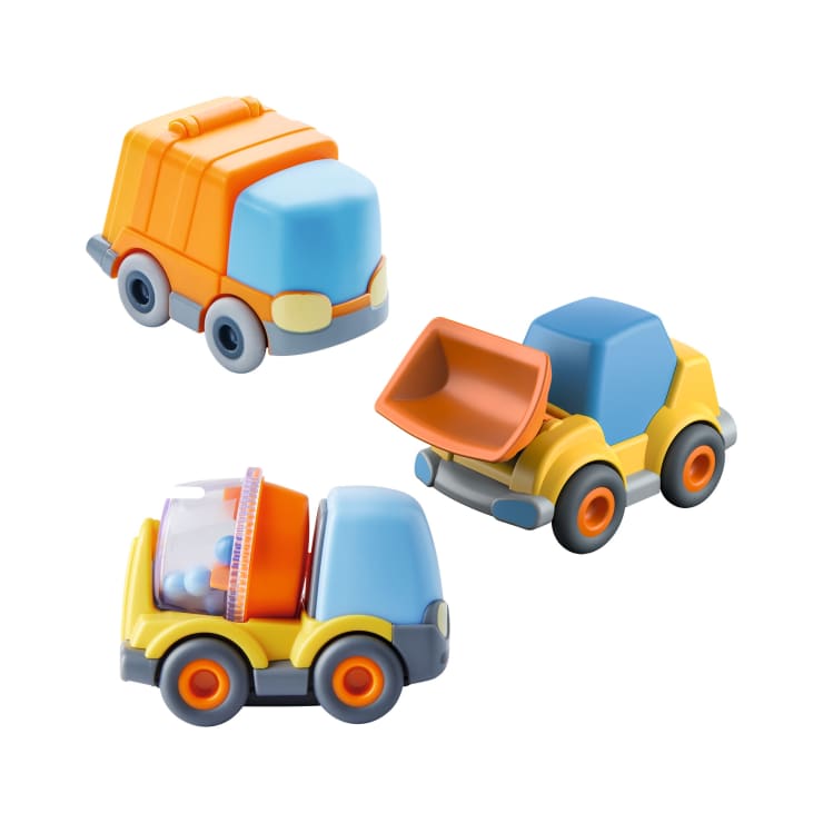 Gezeigt werden drei bunte Spielzeugfahrzeuge aus Kunststoff: ein orange-blauer Müllwagen, ein gelb-blauer Bulldozer mit Frontlader und ein gelb-blauer Zementmischer mit orangefarbener Trommel.