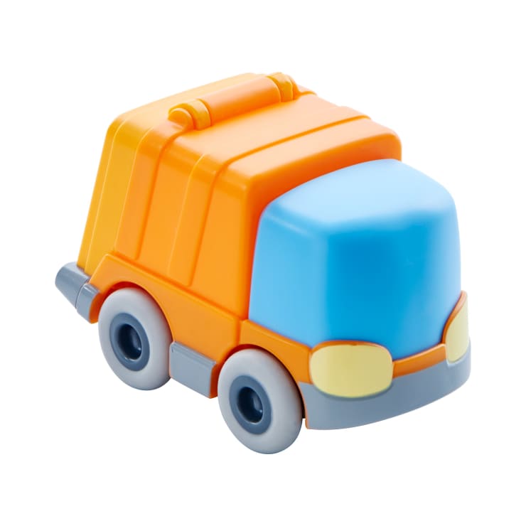 Ein Plastikspielzeug-LKW mit orangefarbener Karosserie, blauem Fahrerhaus und grauen Rädern ist auf weißem Hintergrund abgebildet.