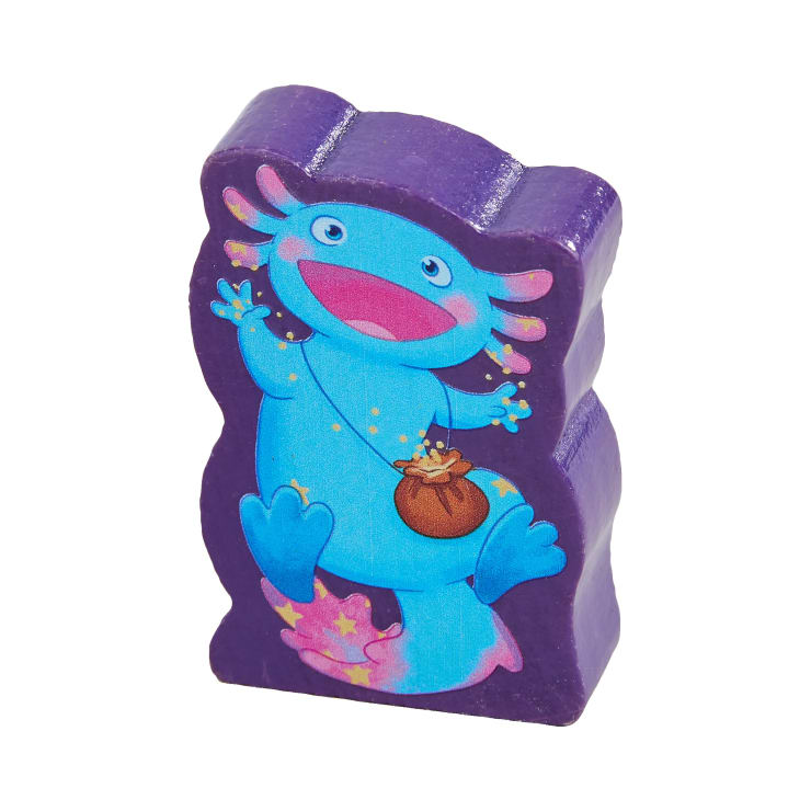 Ein lilafarbener, unregelmäßig geformter Holzblock mit einem blauen Axolotl mit rosa Kiemen, der eine braune Tasche trägt und lächelt, auf weißem Hintergrund.