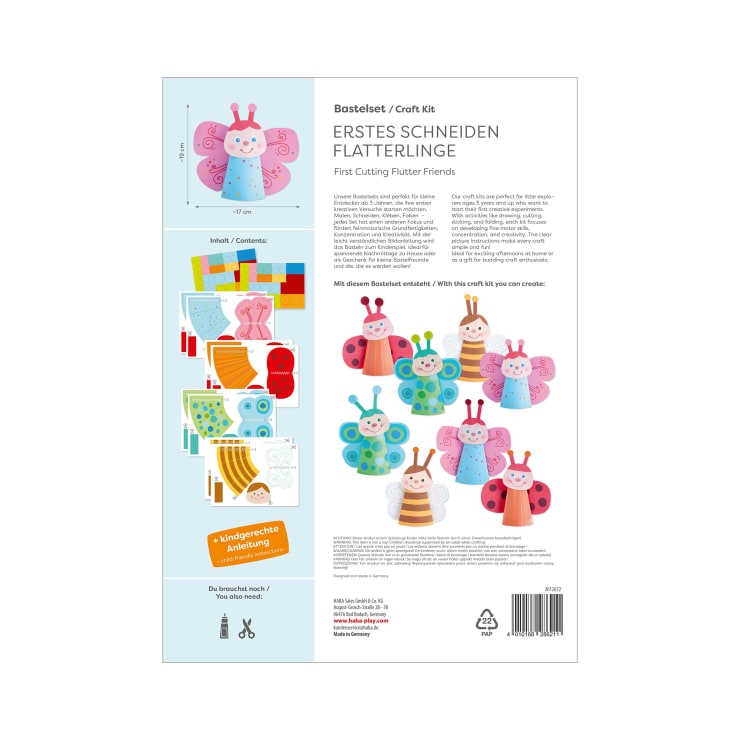 Ein Bastelpaket mit bunten Schmetterlings- und Insektenmotiven für Kinder. Das Set trägt den Titel First Cutting Flutter Friends und enthält Papierbögen, Anleitungen und Bilder der fertigen Bastelarbeiten.