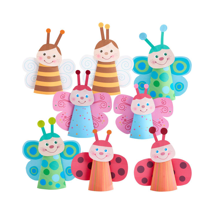 Acht bunte Papierbasteleien in Form von Schmetterlingen und Bienen sind in zwei Reihen angeordnet. Jedes hat ein lächelndes Gesicht, Antennen und Flügel mit verschiedenen Mustern und Farben, darunter blau, grün, rosa, gelb, orange und rot.
