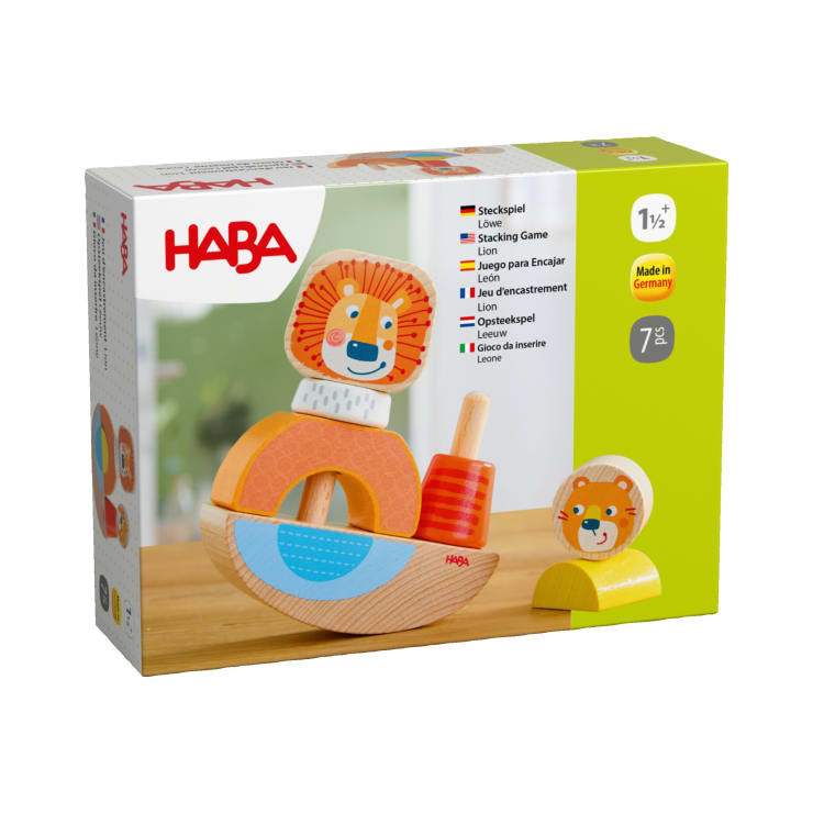 Eine Schachtel mit dem HABA Stapelspiel mit einem bunten Holzlöwen. Die Schachtel zeigt das zusammengebaute Spielzeug und der Text gibt an, dass es für Kinder ab 1,5 Jahren geeignet ist, 7 Teile enthält und in Deutschland hergestellt wird.