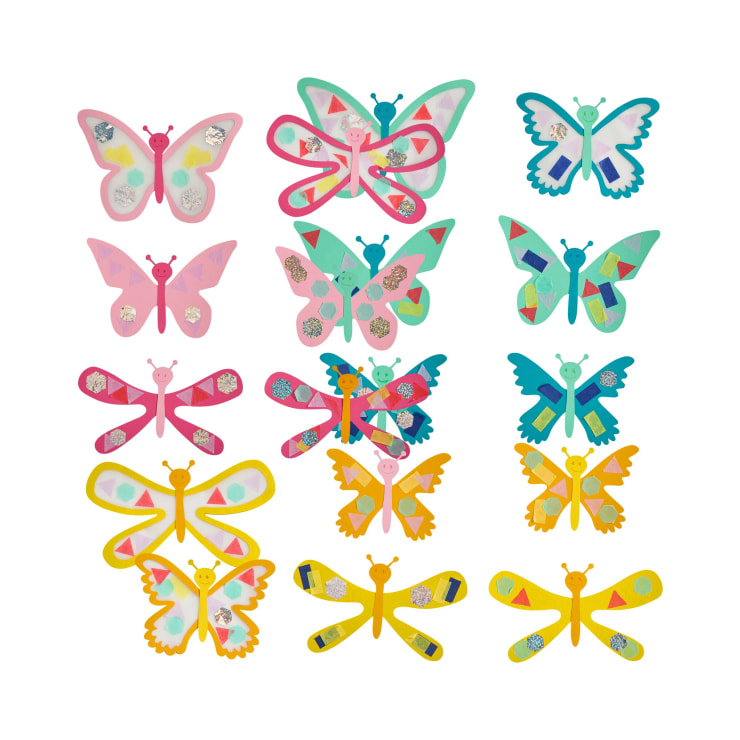 Eine Sammlung von vierzehn stilisierten Schmetterlingen und Libellen mit bunten, geometrischen Mustern und einzigartigen Designs, die in vier Reihen vor einem weißen Hintergrund angeordnet sind.