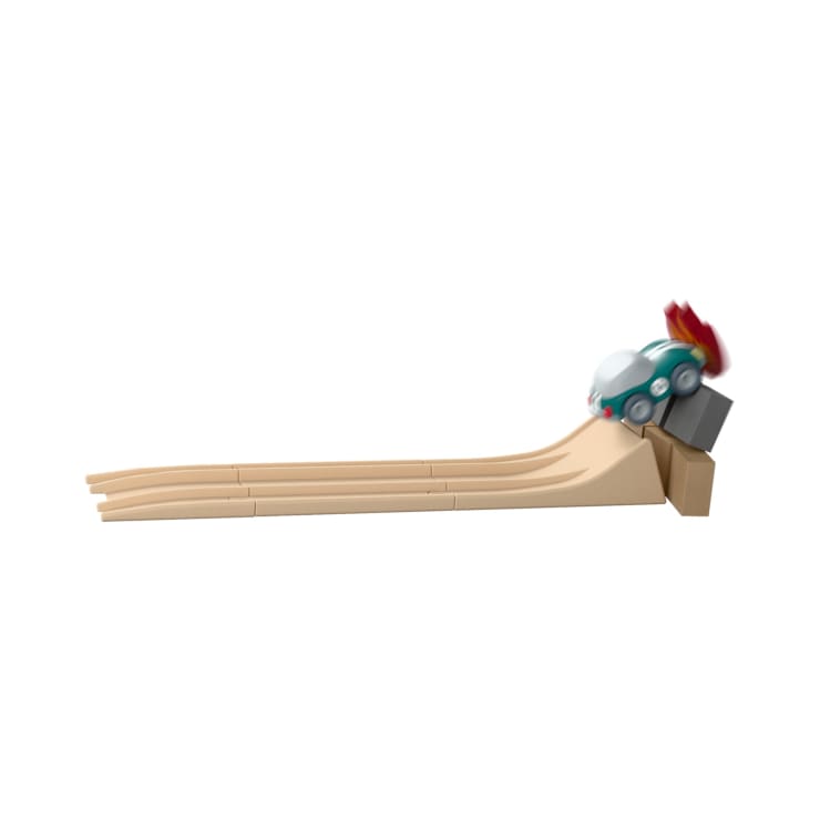 Ein kleines Spielzeugauto mit weißem Helm und roter Flamme startet von einer beigen Kunststofframpe und scheint über dem Ende der Rampe in der Luft zu schweben.