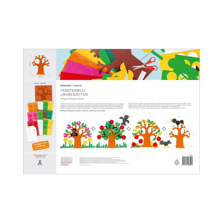 Eine Bastelpackung mit bebilderten Schritt-für-Schritt-Anleitungen und Materialien zur Gestaltung von vier jahreszeitlichen Baum-Fensterbildern mit farbigem Papier und Schablonen. Schere, Kleber und Beispielbäume sind abgebildet.