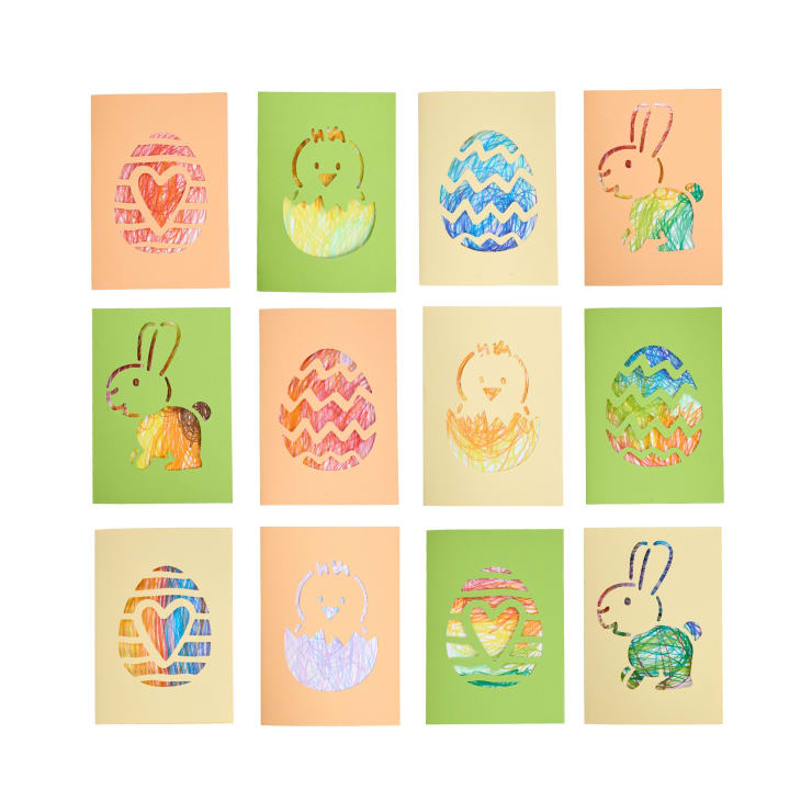 Zwölf farbenfrohe, in einem Raster angeordnete Osterkarten mit handgezeichneten Motiven von Ostereiern, Küken, Herzen und Hasen auf pastellfarbenen Hintergründen.