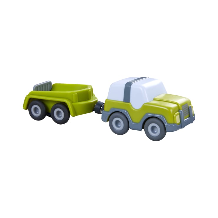 Ein grün-weißes Spielzeugauto mit grauen Rädern ist an einem passenden grünen Anhänger, ebenfalls mit grauen Rädern, vor einem schlichten weißen Hintergrund befestigt.