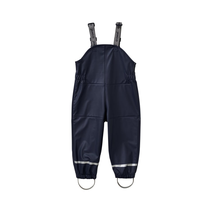Ein marineblauer, wasserdichter Overall mit verstellbaren schwarzen Schulterriemen, elastischer Taille und Knöcheln, reflektierendem Streifen in der Nähe der Manschetten und elastischen Fußriemen. Der Overall ist auf einem weißen Hintergrund abgebildet.