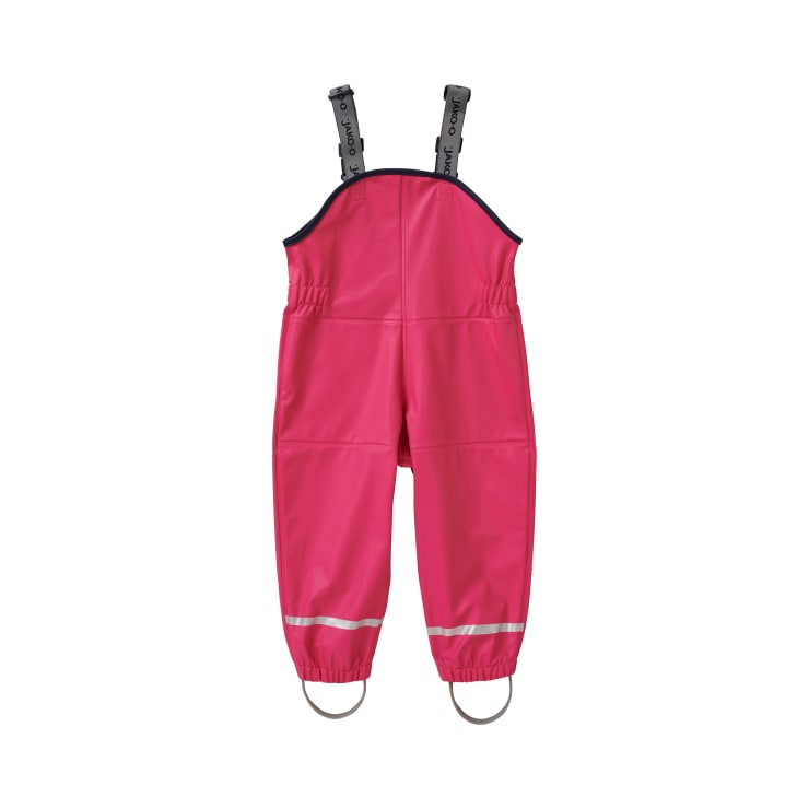 Rosa wasserdichte Kinder-Regenhose mit verstellbaren schwarzen Hosenträgern, Gummizug an den Knöcheln, reflektierenden Streifen an den Bündchen und Gummifußschlaufen auf weißem Hintergrund.
