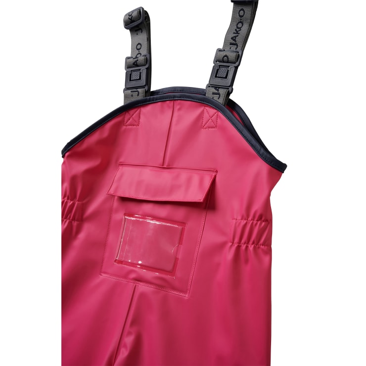 Leuchtend rosafarbener, wasserdichter Latzhosen-Overall mit verstellbaren schwarzen Schulterträgern, einer Vordertasche mit Klappe und einem transparenten Fenster unterhalb der Tasche. Der Overall ist von der Taille aufwärts abgebildet.