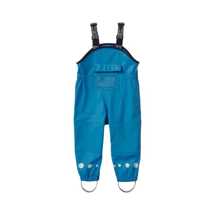 Leuchtend blauer, wasserdichter Overall mit schwarzen, verstellbaren Schultergurten, einer Brusttasche mit Klappe, weißen, reflektierenden Kreisen im Knöchelbereich und elastischen Bündchen mit angebrachten Fußschlaufen.