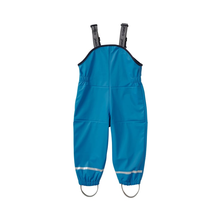 Ein hellblauer, wasserdichter Overall für Kinder mit schwarzen, verstellbaren Schulterriemen, elastischen Bündchen, reflektierenden Bändern an den Knöcheln und Fußbügeln auf weißem Hintergrund.