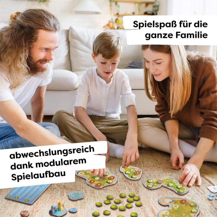 Ein Mann, ein Junge und eine Frau sitzen auf dem Boden und spielen ein Brettspiel. Der deutsche Text lautet: Spielspaß für die ganze Familie und abwechslungsreich dank modularem Spielaufbau.