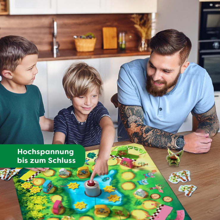 Ein Erwachsener und zwei Kinder spielen an einem Küchentisch ein buntes Brettspiel. Der Erwachsene lächelt, während die Kinder sich auf das Spiel konzentrieren. Der deutsche Text auf dem Bild lautet Hochspannung bis zum Schluss.