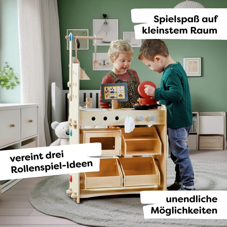 Zwei Kinder spielen mit einer Spielküche aus Holz in einem Zimmer mit grünem Thema. Der Text in deutscher Sprache hebt die kompakte Größe, die drei Rollenspielideen und die unendlichen Möglichkeiten des Spielzeugs hervor.