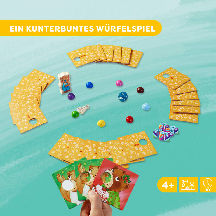 Ein Brettspiel mit kreisförmig angeordneten gelben Karten, bunten Würfeln, kleinen Figuren und Spielsteinen auf einer türkisfarbenen Oberfläche. Eine Hand hält drei illustrierte Tierkarten. Der Text in Deutsch und die Informationen geben das Alter 4+ an.