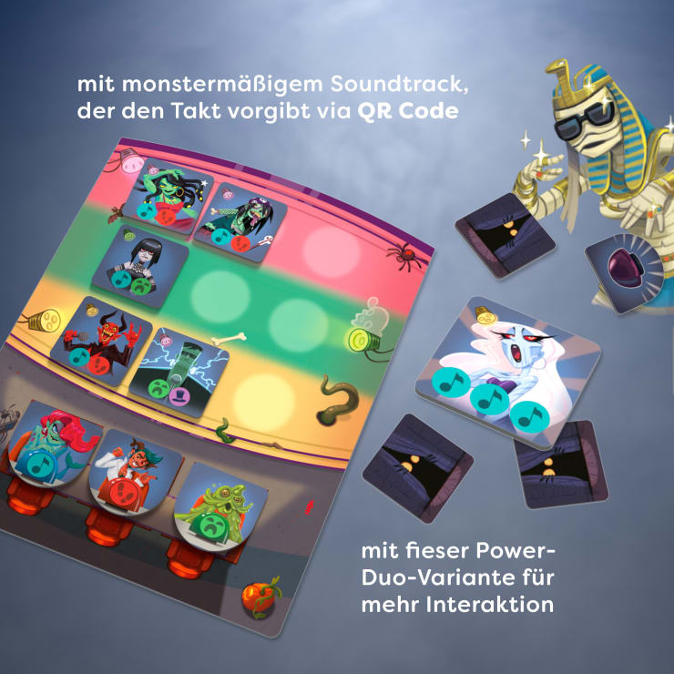Ein farbenfrohes Brettspiel mit Karten und Spielsteinen mit Monstermotiven wird angezeigt. Eine Zeichentrick-Mumienfigur zeigt auf eine QR-Code-Karte. Ein deutscher Text wirbt für einen Soundtrack und eine interaktive Spielvariante.