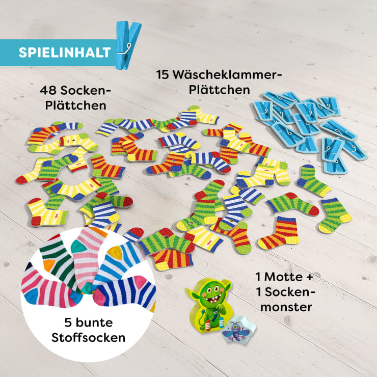 Ein Spielset auf einer hellen Holzoberfläche, das 48 Sockenplättchen, 15 Wäscheklammerplättchen, 5 bunte Stoffsocken, 1 Mottenplättchen und 1 grüne Sockenmonsterfigur enthält. Ein Etikett in deutscher Sprache beschreibt den Inhalt.