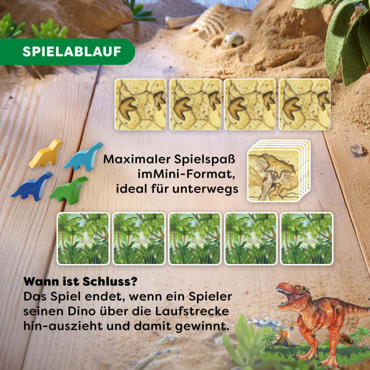 Ein Brettspiel mit Dino-Figuren, verdeckten Karten mit Dinosaurier-Fußabdrücken und illustrierten Dschungelkarten. Ein Text auf Deutsch erklärt den Spielablauf und die Endbedingung. Ein Spielzeug-Dinosaurier und Blätter sind sichtbar.