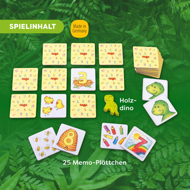 Auf grünen Blättern angeordnete Spielkomponenten, darunter 25 Memo-Plättchen mit verschiedenen Bildern, eine kleine gelbe Dinosaurierfigur aus Holz mit der Aufschrift Holzdino und Karten mit Zahlen, Tieren und Gegenständen. Die Textbeschriftungen sind auf Deutsch.