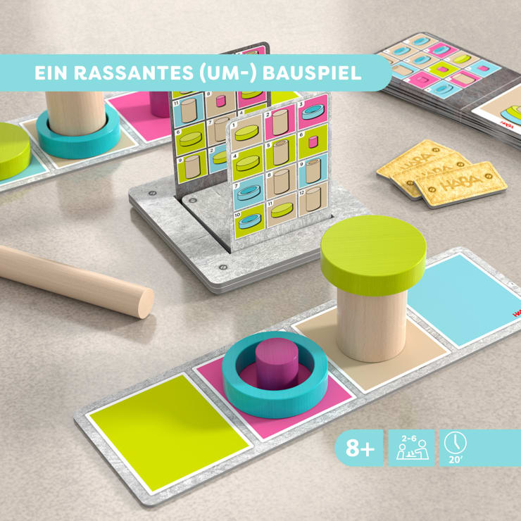 Ein Tischspiel mit bunten Holzfiguren, quadratischen Karten, einem Spielbrett mit Spielsteinen und Spielfiguren. Der Text lautet "Ein rassantes (Um-)Spiel". Die Symbole zeigen an, dass das Spiel für 2-6 Spieler ab 8 Jahren geeignet ist und 20 Minuten dauert.