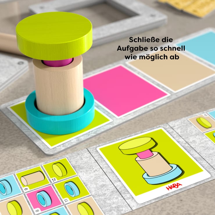 Ein Tischspiel mit gestapelten Holzzylindern und Ringen auf Karten. Eine Aufgabenkarte mit passenden Formen und dem HABA-Logo ist abgebildet. Der deutsche Text gibt die Anweisung: Erledige die Aufgabe so schnell wie möglich.
